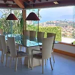 Mansão Luxuosa com Vista ao Mar e Campo de Futebol