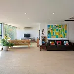Mansão Luxuosa com Vista ao Mar e Campo de Futebol